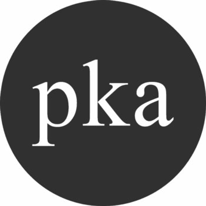 Logo pka : disque plein portant le nom en minuscules à empattements